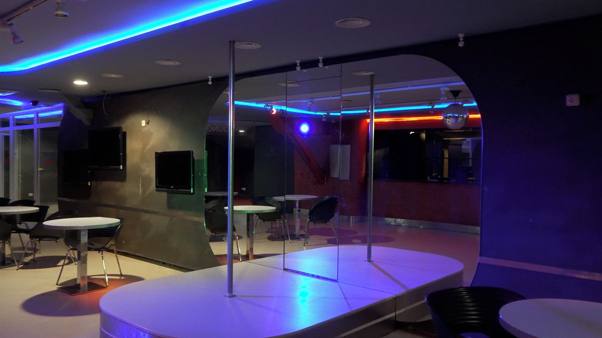 Vykřičený dům v Holešovicích je k pronájmu. Záběry ukazují, co prostory nabízejí